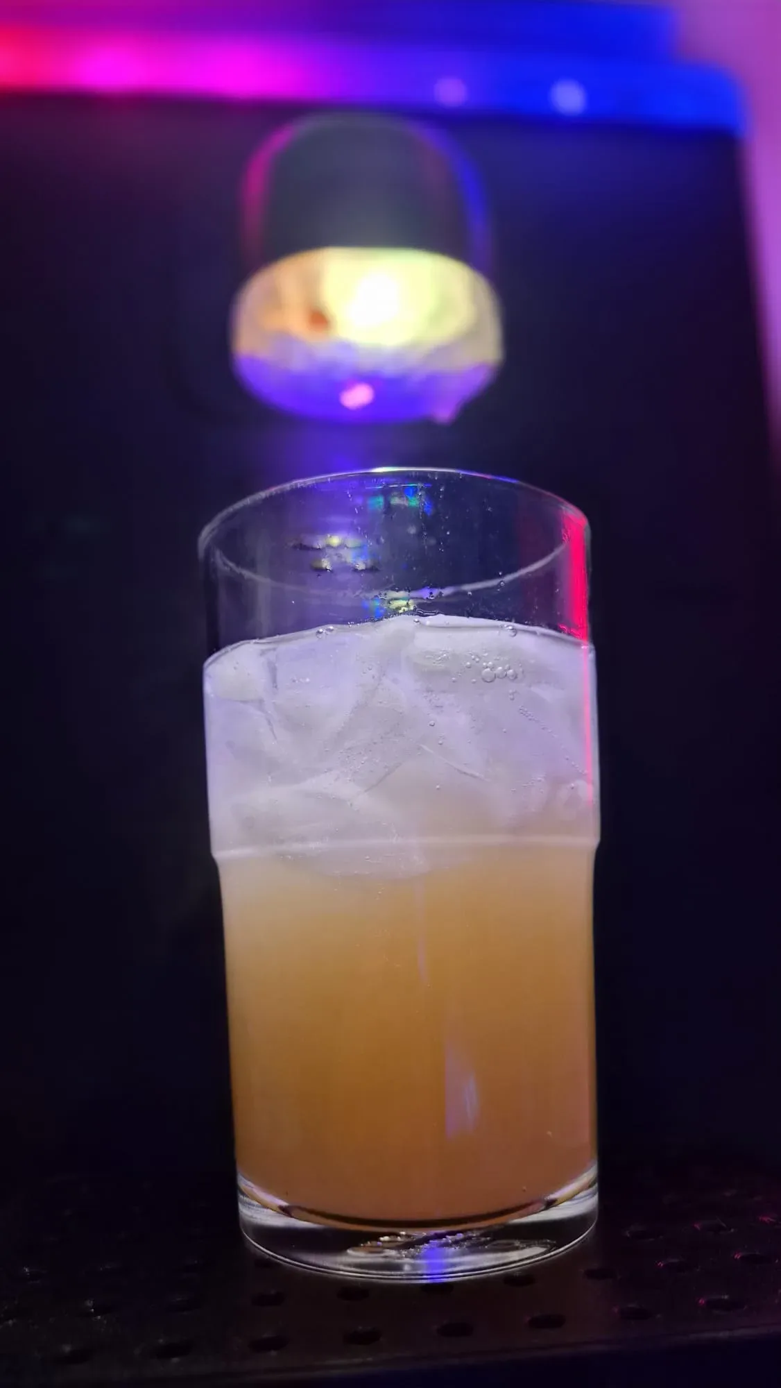 Frisch zubereiteter Cocktail unter dem Auslass des MixMaster Home